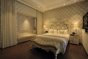 Habitación Deluxe | Ropa de cama de alta calidad, muebles diferentes y escritorio