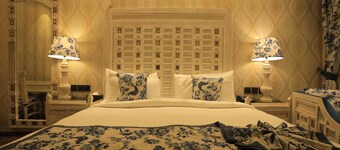 THE ROYAL VENETIAN