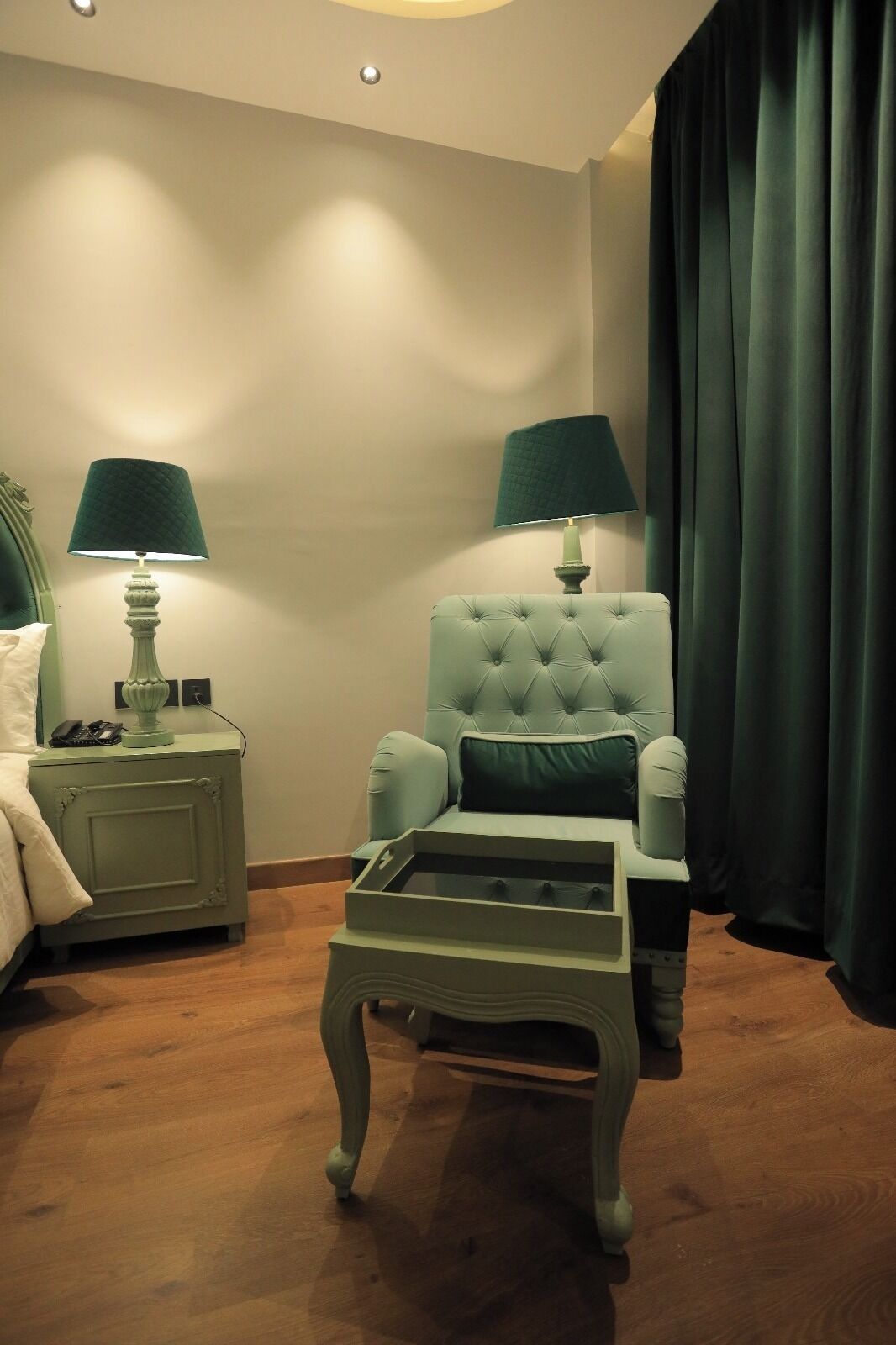 Habitación Deluxe con 1 cama matrimonial o 2 individuales, vista al parque | Área de sala de estar | Smart TV de 52 pulgadas con canales digitales 