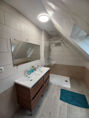 Douche, sĂšche-cheveux, serviettes fournies, savon