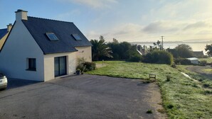 A house with a sloped roof and a small front yard. - Home. Pointe des Espagnols. (Roscanvel)
