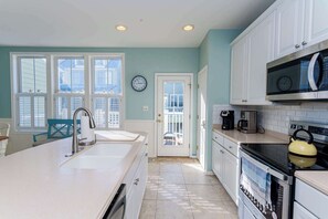 Kylskåp, mikrovågsugn, spishäll och diskmaskin