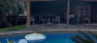 New "Little White Cabin" 2 single beds, Nice ensuite & shower. Pool & cabana.