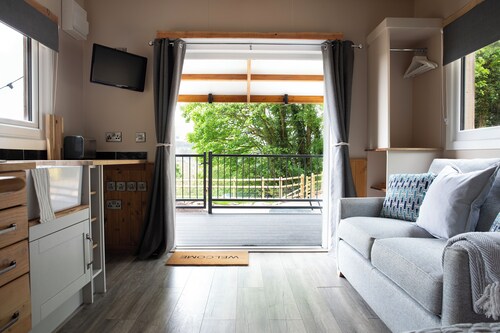 Wildwood quarry retreat, Peaceful private woodland site set in a former quarry