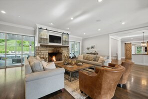 TV connectée, cheminée, jeux vidéo, table de tennis de table