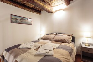 1 bedroom, iron/ironing board, travel crib, WiFi - "La Calmezza" mini apartment in the historic center (Napoli)