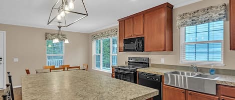 House, 3 Bedrooms | Private kitchen | Fridge, oven, coffee/tea maker, electric kettle