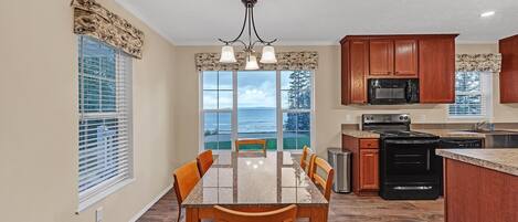 House, 3 Bedrooms | Private kitchen | Fridge, oven, coffee/tea maker, electric kettle