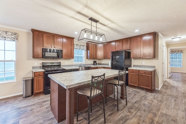 House, 3 Bedrooms | Private kitchen