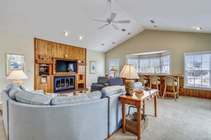 Smart TV, fireplace, DVD player - Cheven, Ships Watch Community in Duck, NC (Kitty Hawk)