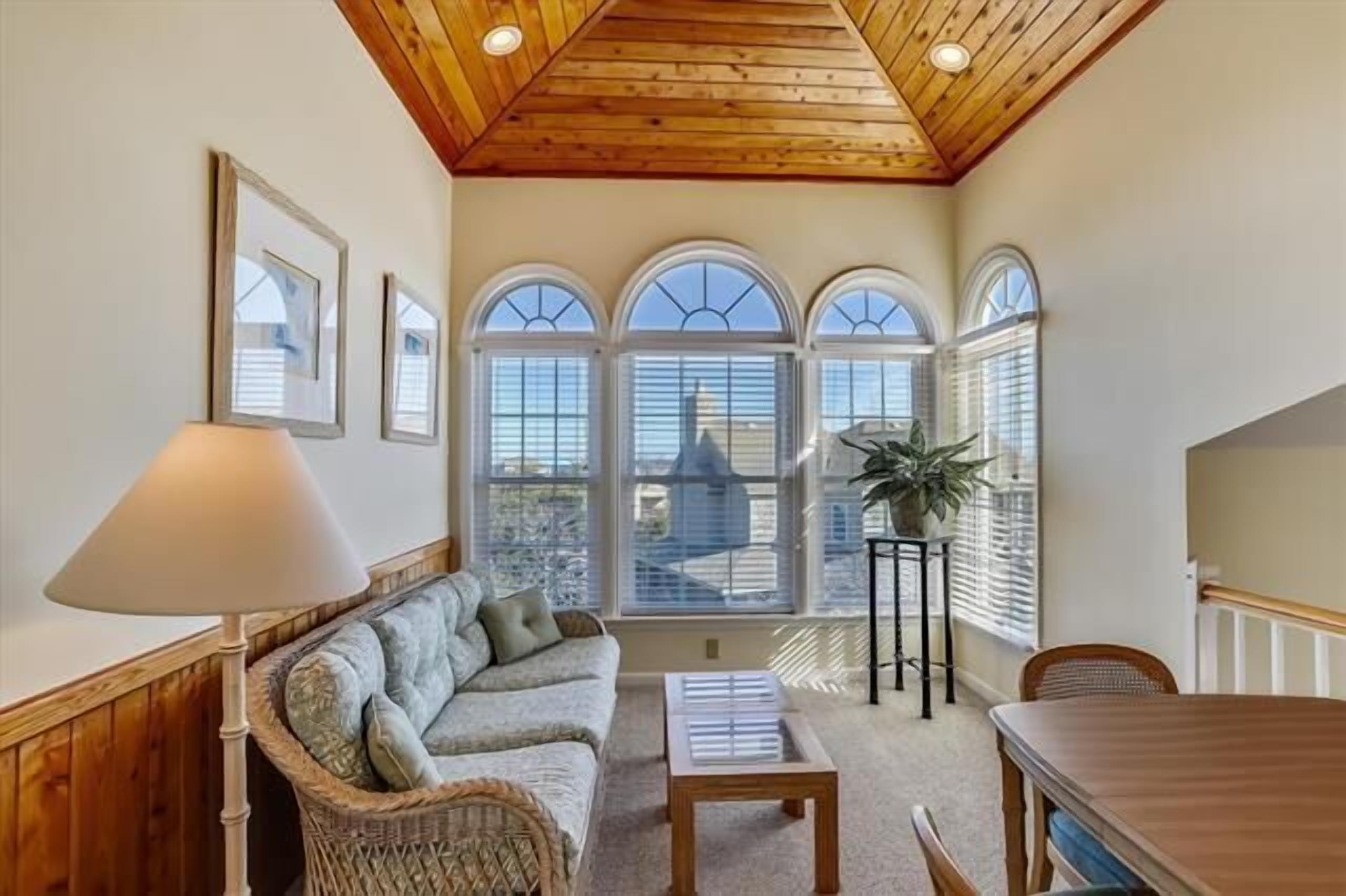 Een televisie en een open haard