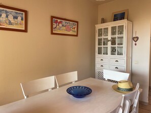 Dining - Ocean views, ideal for relaxation. (Lepe)