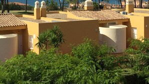 Una propiedad costera de estilo mediterráneo, con techos de teja y paredes de estuco.