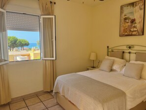 2 bedrooms, iron/ironing board, travel cot, WiFi - Ocean views, ideal for relaxation. (Lepe)