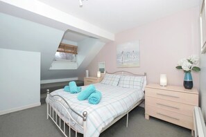 2 habitaciones, tabla de planchar con plancha y ropa de cama 