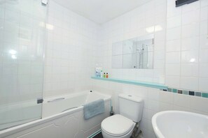 Secador de pelo, toallas