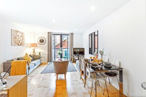 Smart TV - The City Suite- 2 Bedroom Blissful Apartment in Leicester City Centre (Leicester)