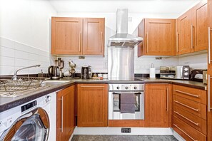 Microwave, oven, stovetop, dishwasher - The City Suite- 2 Bedroom Blissful Apartment in Leicester City Centre (Leicester)