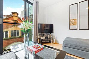 Smart TV - The City Suite- 2 Bedroom Blissful Apartment in Leicester City Centre (Leicester)