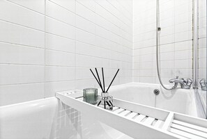Haartrockner, Handtücher, Seife, Toilettenpapier