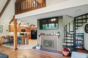 Televisión, chimenea y oficina 