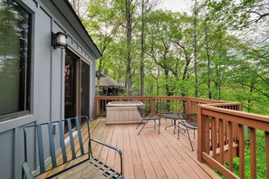 Terrace/patio - The Distinguished Squirrel Chalet walking distance (Wintergreen Resort)