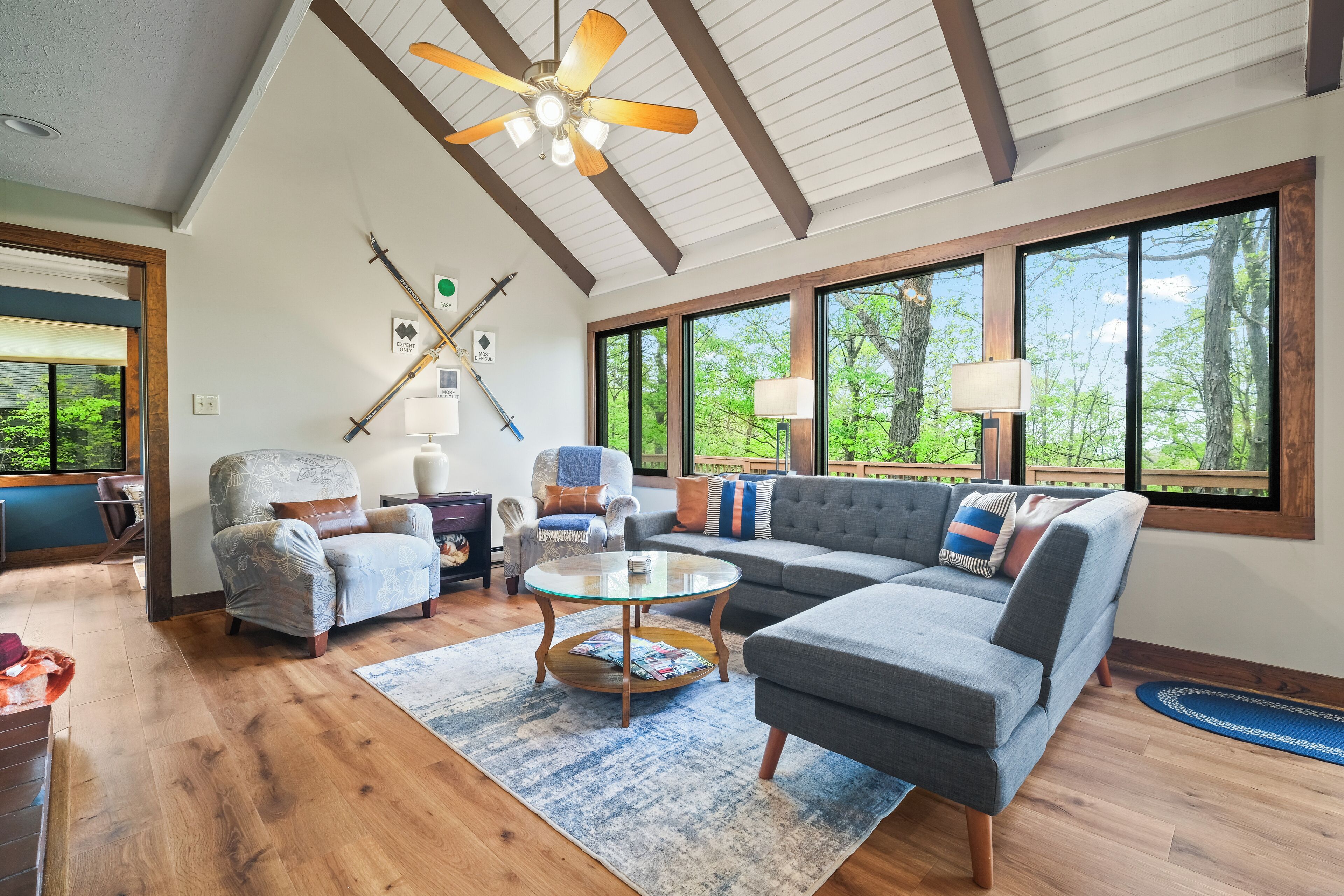 Televisión, chimenea, oficina