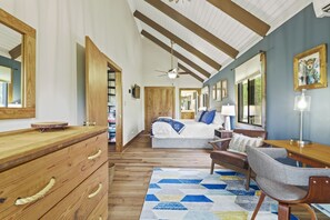 3 bedrooms, free WiFi, bed sheets, wheelchair access - The Distinguished Squirrel Chalet walking distance (Wintergreen Resort)