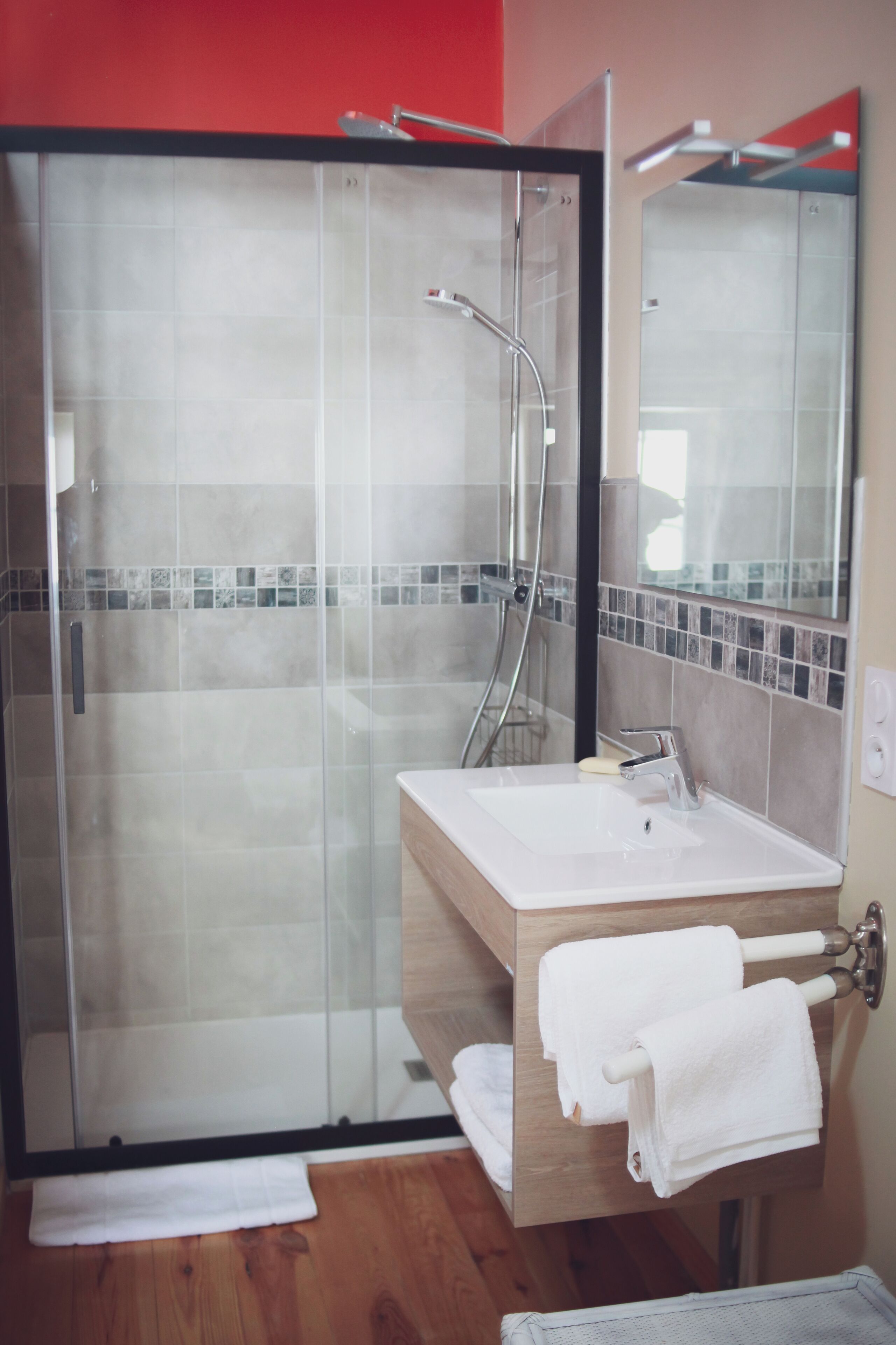 Douche, sèche-cheveux, serviettes fournies, savon