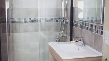 Douche, sèche-cheveux, serviettes fournies, savon