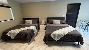 1 habitación, caja de seguridad en la habitación y escritorio