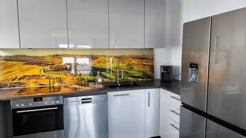 Kühlschrank, Mikrowelle, Ofen, Herdplatte