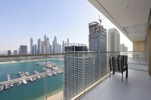 A balcony with a view of a marina and high-rise buildings. - 2B Beachfront with Harbour Views and  Beach Access (Dubai)