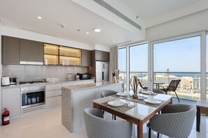 ثلاجة، ميكروويف، فرن، موقد طهي مسطح