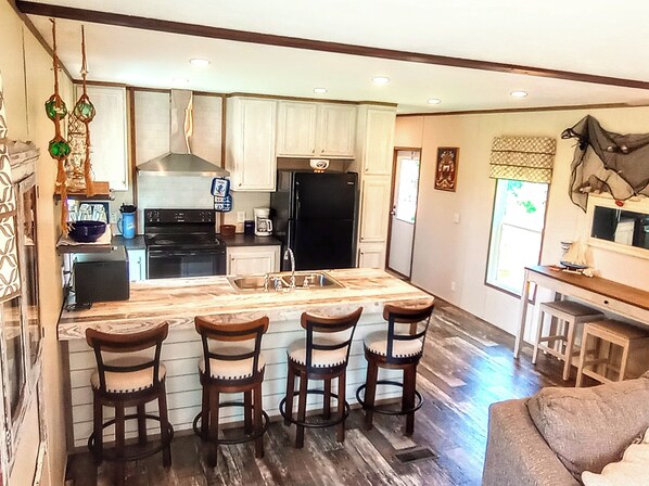 Een koelkast, een magnetron, een oven, een kookplaat