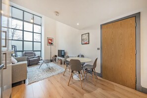 Dining - Escape to this cozy 2-bed, 2-bath holiday home in Manchester. (Manchester)