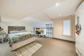 2 bedrooms, iron/ironing board, WiFi, bed sheets - Escape to this cozy 2-bed, 2-bath holiday home in Manchester. (Manchester)