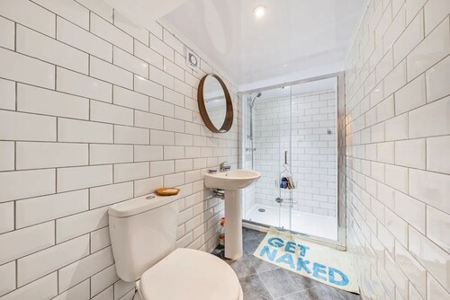 Escape to this cozy 2-bed, 2-bath holiday home in Manchester.