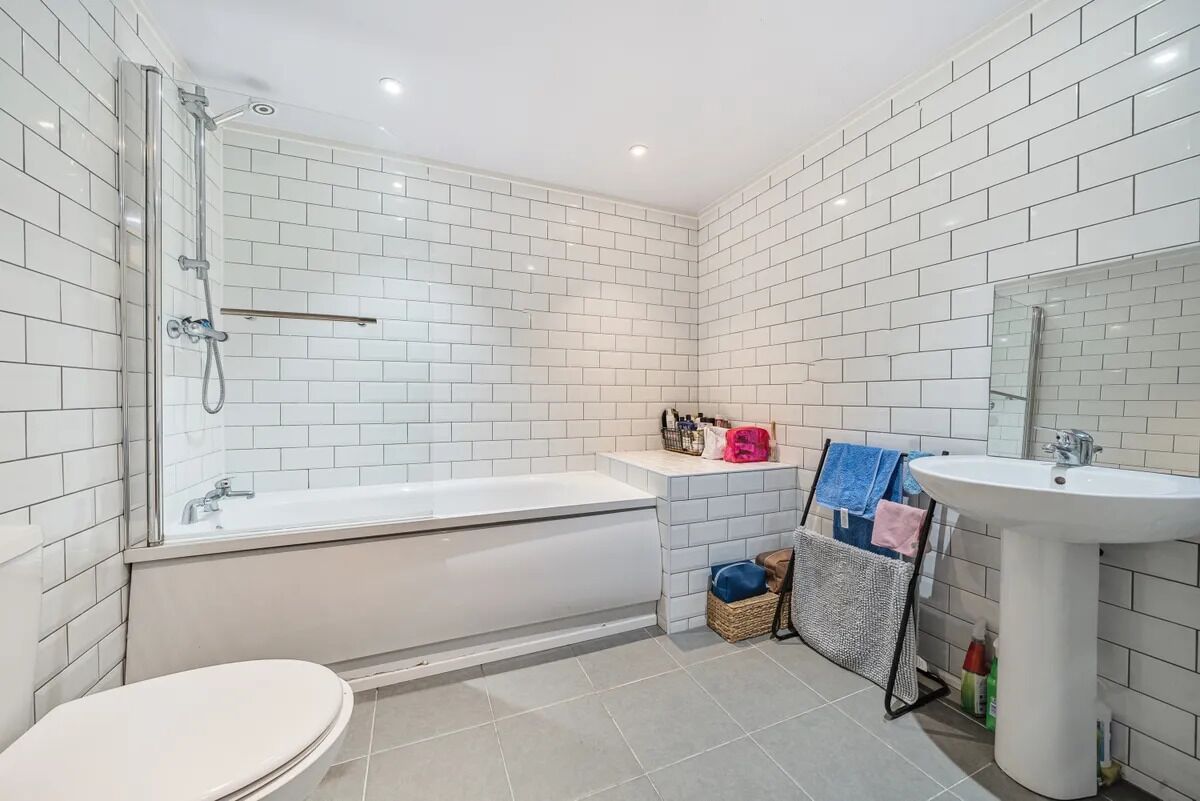 Sèche-cheveux, serviettes fournies, savon, papier toilette