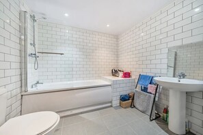 Hair dryer, towels, soap, toilet paper - Escape to this cozy 2-bed, 2-bath holiday home in Manchester. (Manchester)