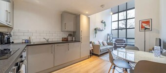 Escape to this cozy 2-bed, 2-bath holiday home in Manchester.