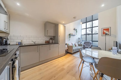 Escape to this cozy 2-bed, 2-bath holiday home in Manchester.