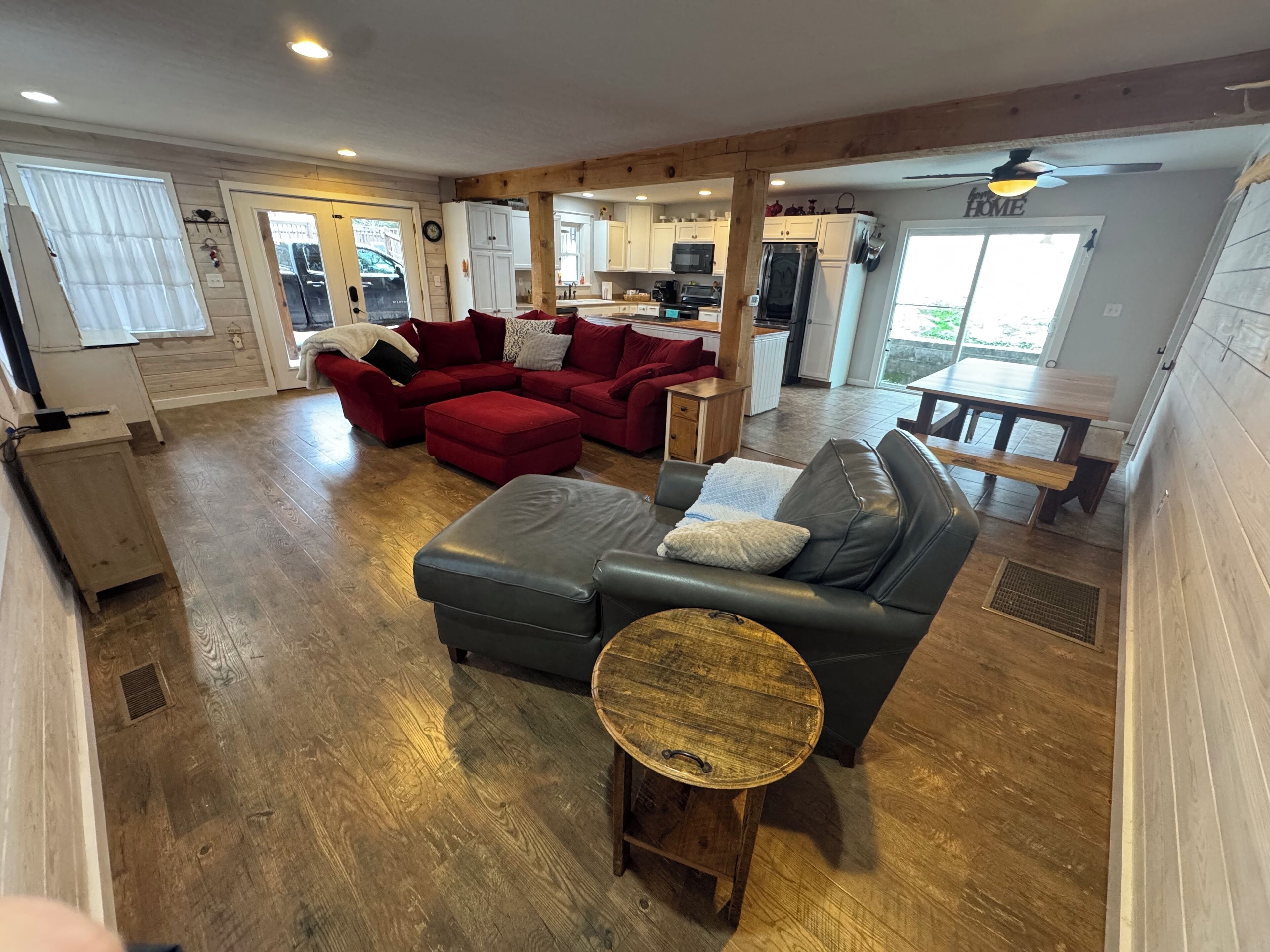 スマートテレビ、テーブルサッカー台、書庫