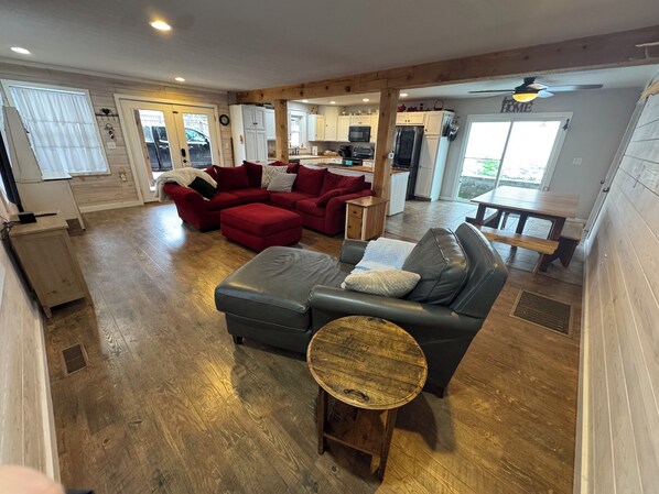 Téléviseur connecté, table de baby-foot, livres