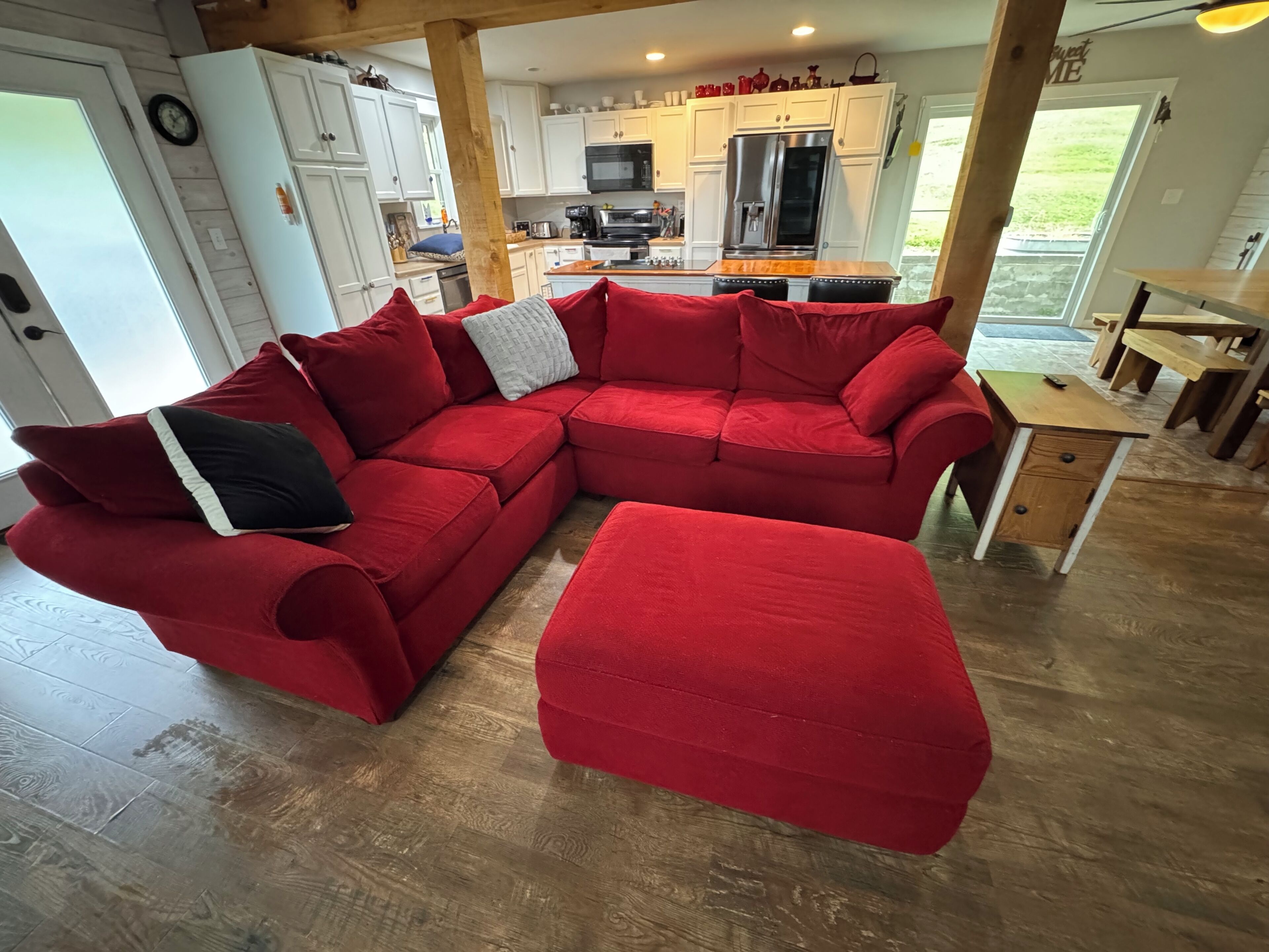 Smart-TV, Tischfußball, Bücher