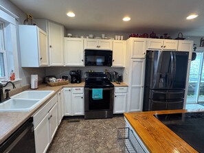 Réfrigérateur, four à micro-ondes, un four, surface de cuisson