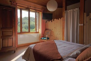 2 bedrooms, iron/ironing board, bed sheets