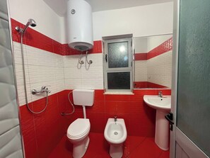 Apartment, 2 Bedrooms, Accessible, Balcony | Bathroom