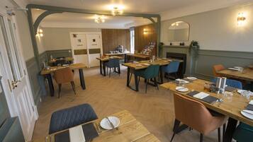 Colazione completa, servita nel weekend (13.50 GBP a persona)