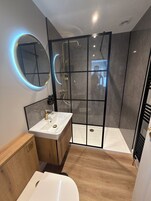 Habitación estándar doble | Baño | Ducha, artículos de higiene personal gratuitos y secador de pelo